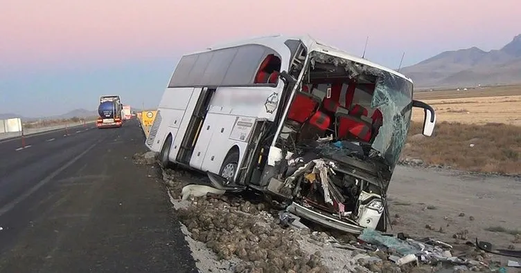 Yolcu otobüsü, kamyona çarptı; 1 ölü, 20 yaralı