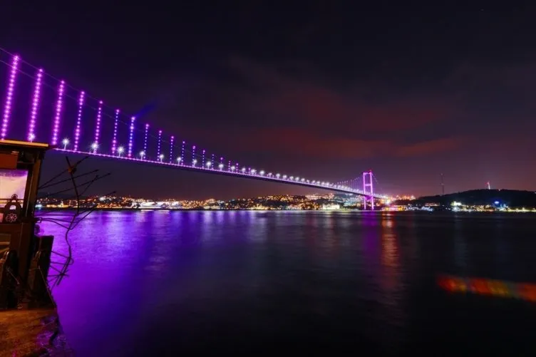 İstanbul’da köprüler mora büründü