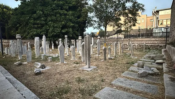 istanbul-fatihte-cirkin-saldiri-500-yillik-hazireyi-tahrip-etti-sehir-magandasi-7-mezar-tasini-tekmeleyip-1785675247989.jpg