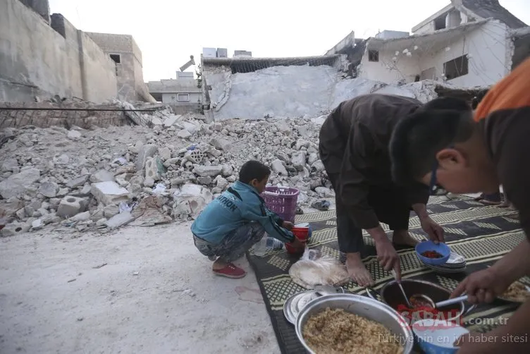 Ateşkesten sonra İdlib’e dönen siviller, yıkıntılar üzerinde iftar yapıyor!