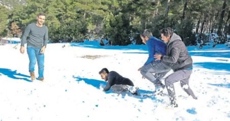 Antalya’da kar keyfi yaşandı