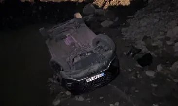 Hakkari’de korkutan kaza: Otomobil dereye uçtu!  2 yaralı 