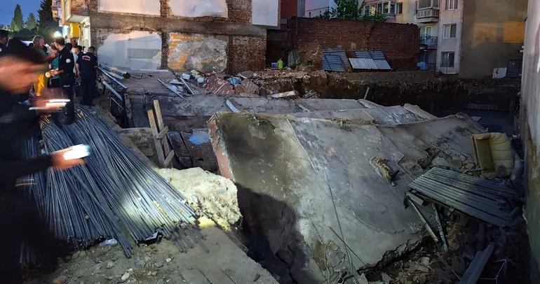 3 katlı bina saniyeler içinde çöktü