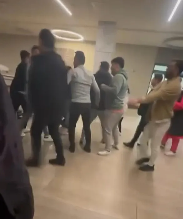 Hastanede küfür eden şahsı uyarınca olanlar oldu: 8 kişi gözaltına alındı!
