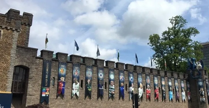 Cardiff Kalesi’nin burçlarında Beşiktaş arması ve Quaresma resmi