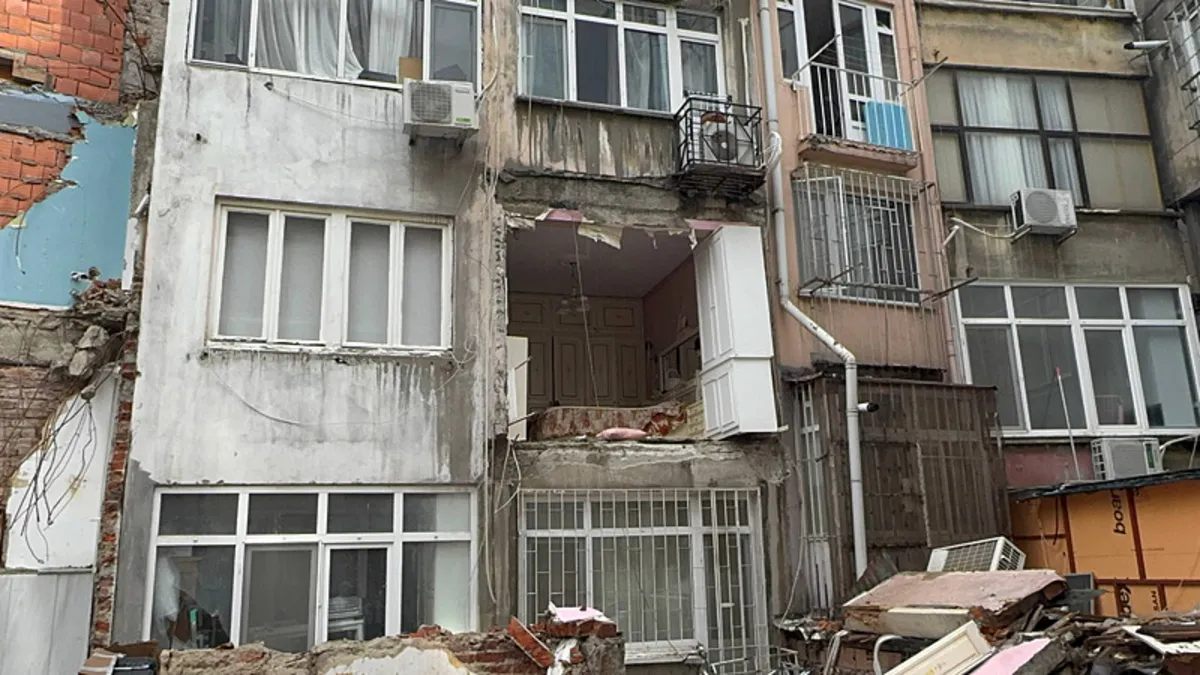 Şişli'de 6 katlı bir binanın 3. katındaki duvarın çökmesi sonucu oluşan hasar.