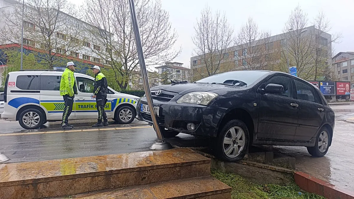 Amasya’da yürekler ağza geldi: Kontrolden çıkan otomobil duraktakileri teğet geçti! Amasya’da yürekler ağza geldi: Kontrolden çıkan otomobil duraktakileri teğet geçti!