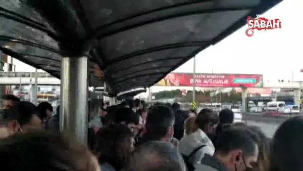 Metrobüs arıza yaptı, duraklarda yoğunluk oluştu | Video