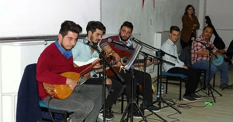 Üniversite öğrencilerinden türkü gecesi ve şiir dinletisi