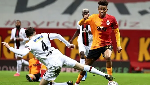 Canlı yayında flaş sözler! 'Galatasaray'da büyük sıkıntılar var futbolcular reaksiyon gösteremiyor...'