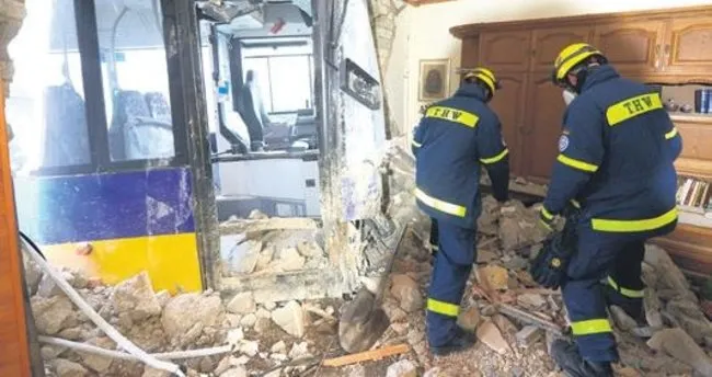 Şoför otobüsle eve daldı
