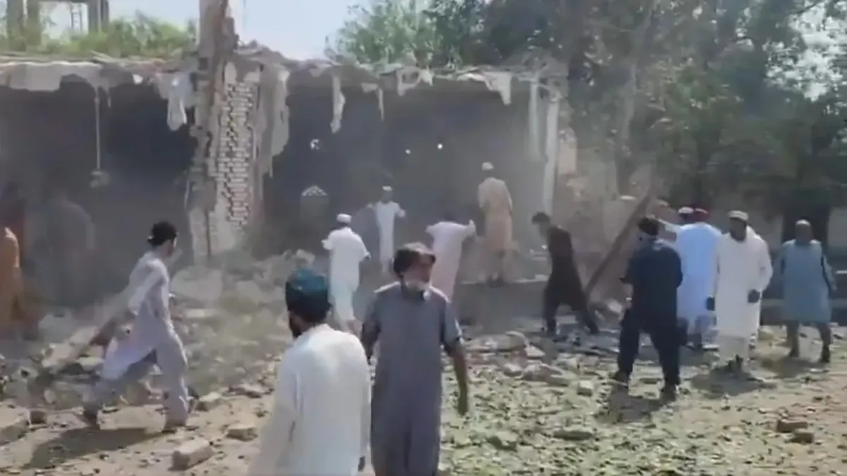 SON DAKİKA | Pakistan'da cami yakınında patlama! 15 ölü, 50'den fazla yaralı haber görseli