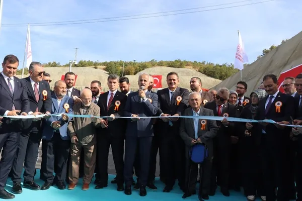turkiyenin-tunel-agi-guclendi-bakan-uraloglu-sehit-ahmet-ozsoy-tunelini-hizmete-acti-1758983886445.jpg