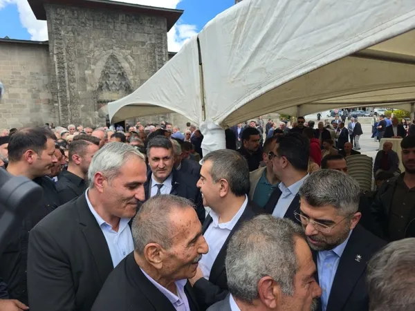 milli-egitim-bakani-yusuf-tekin-erzurumda-vatandaslarla-bayramlasti-1779809523961.jpg