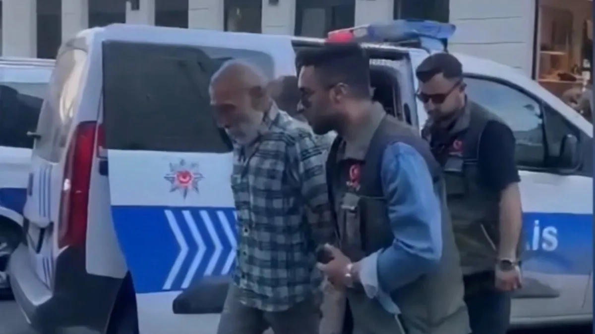 Galata Köprüsü üzerinde polis ekiplerinin denetimi