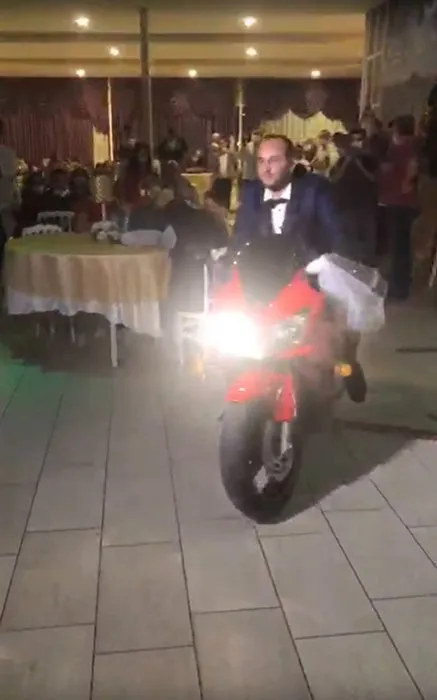 Davetliler şaştı kaldı! Düğün salonuna motosikletle girdi