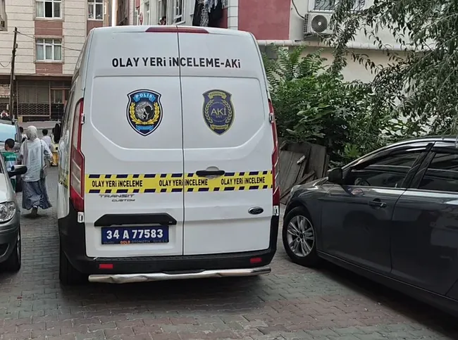 kucukcekmecede-korkutan-anlar-ailesini-rehin-aldi-polisleri-gorunce-3uncu-kattan-atladi-1755455717681.jpeg