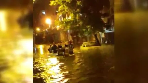 Son dakika: Meteoroloji'den İstanbul ve 6 il için turuncu, 15 ile sarı kodlu uyarı! Esenyurt'ta kuvvetli sağanak su baskınlarına neden oldu