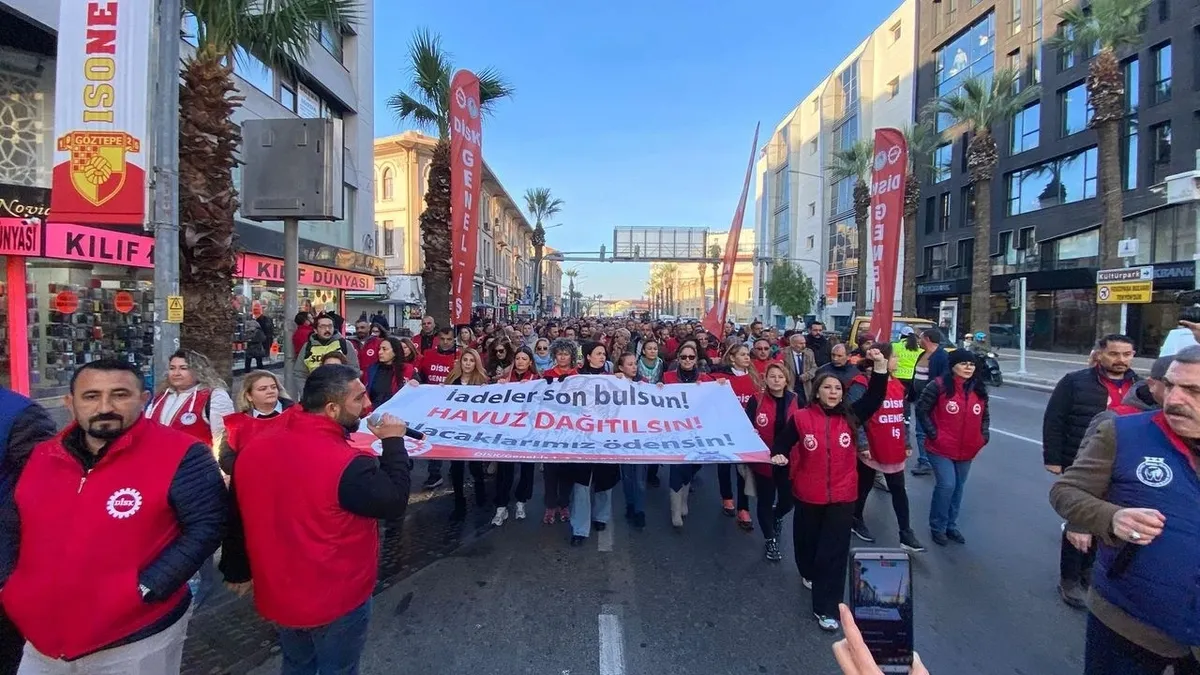 İZBB işçisi yine iş bıraktı: İZBB’de 23 bin işçi sokaklara döküldü İZBB işçisi yine iş bıraktı: İZBB’de 23 bin işçi sokaklara döküldü