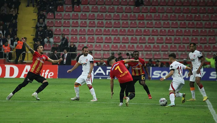 son-dakika-haberi-galatasaray-kayserispora-maglup-oldu-cimbom-3-puani-birakti-1665860002822.jpg