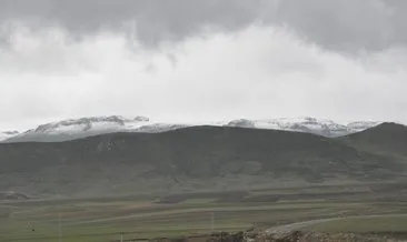Kars'ta yağışlı hava etkisini sürdürüyor! Yüksek kesimlere kar yağdı #kars