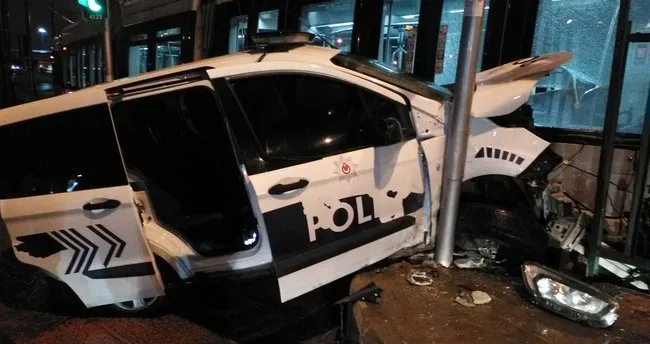 Zeytinburnu’nda tramvay ile polis aracı çarpıştı
