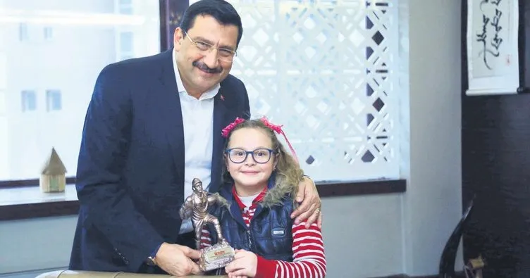 Minik Buse Mustafa Ak’ı ziyaret etti