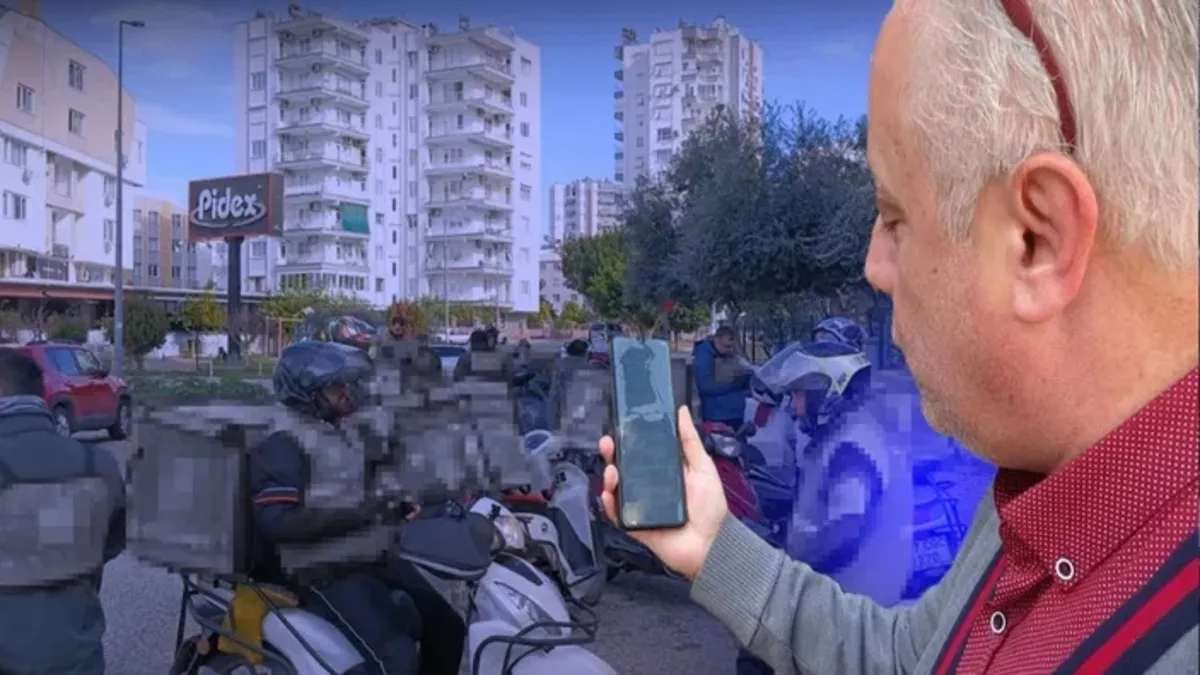 Antalya'da bir evin önünde duran ambulans ve nakliye aracı görseli.