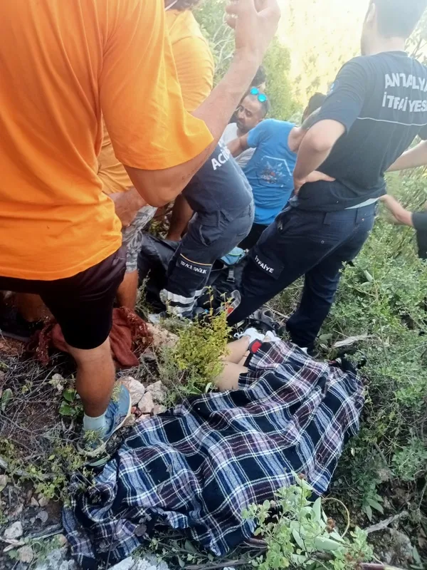 alanyada-yamac-parasutu-dustu-1-turist-oldu-1-kisi-yaralandi-1695588339809.jpeg