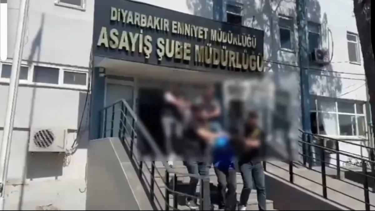 Diyarbakır'da el bombalı saldırıya uğrayan tekel bayisinin görüntüsü.