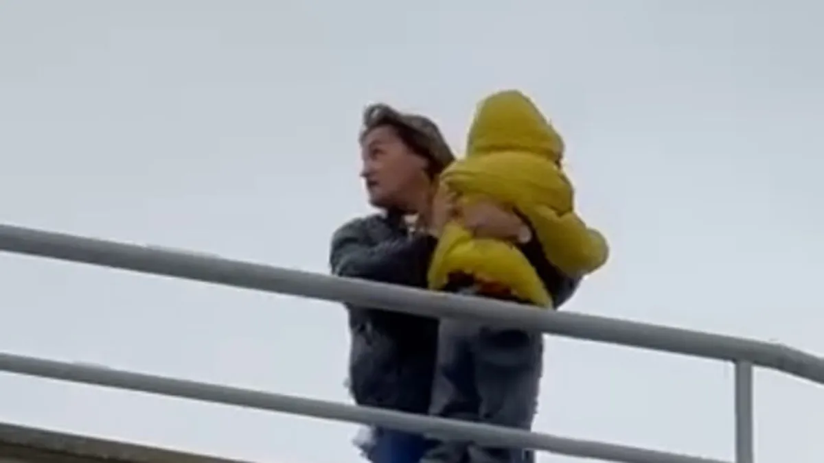 Yalova’da korkutan olay: 8 yaşındaki oğluyla, 6 katlı binanın çatısına çıktı! Yalova’da korkutan olay: 8 yaşındaki oğluyla, 6 katlı binanın çatısına çıktı!