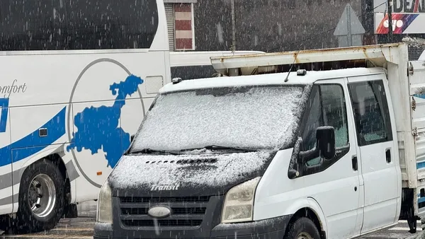 yuksekova-sehir-merkezine-mevsimin-ilk-kari-yagdi-1763291883392.jpg