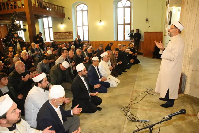 diyanet-isleri-baskani-erbas-orduda-mazlumlara-dua-filistine-vefa-sabah-namazi-bulusmasina-katildi-1697177013755.jpg