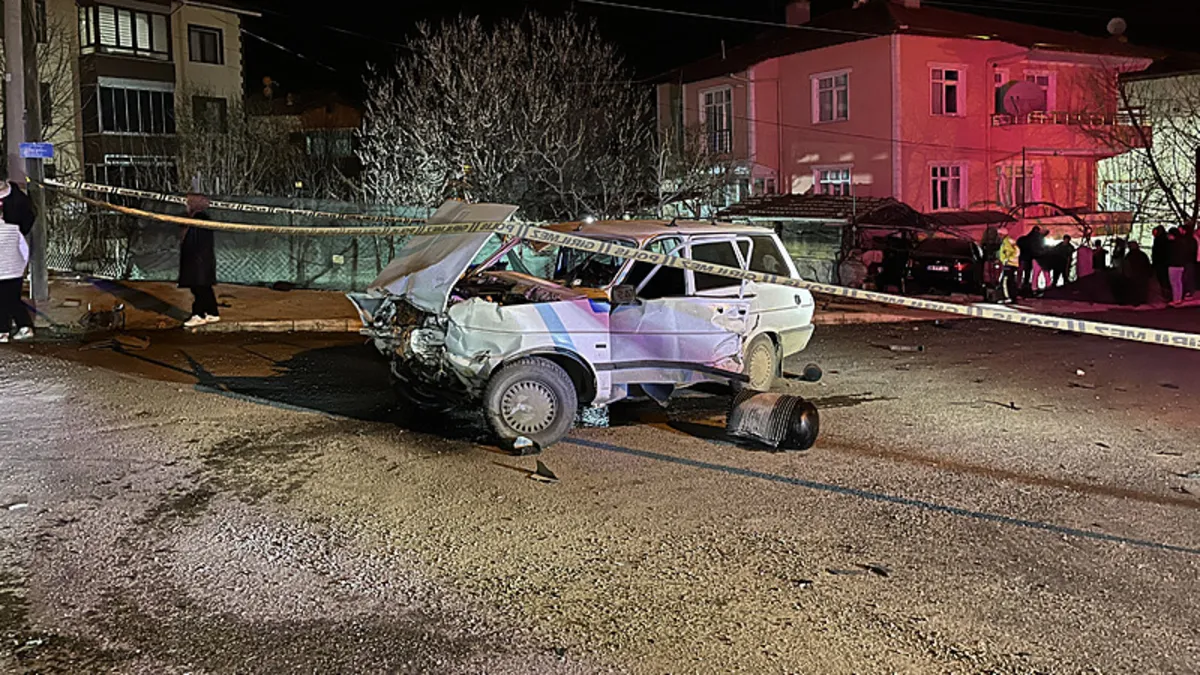 Çorum’da iki otomobil çarpıştı: 2 kişi yaralandı Çorum’da iki otomobil çarpıştı: 2 kişi yaralandı