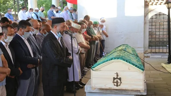 eski-damadi-tarafindan-oldurulen-federasyon-baskani-son-yolculuguna-ugurlandi-1626967285704.jpg Eski damadı tarafından öldürülen federasyon başkanı son yolculuğuna uğurlandı