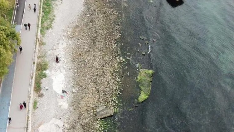 Son dakika haberler: İstanbul'da deniz çekildi! Vatandaşlarda deprem tedirginliği yaşandı