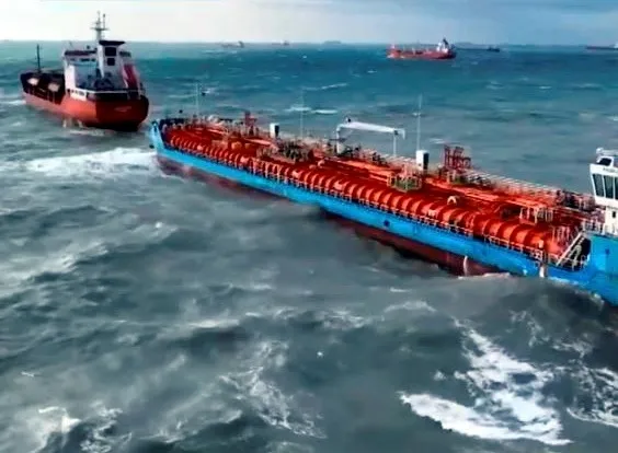 bakirkoy-aciklarinda-iki-tanker-firtina-nedeniyle-birbirine-temas-etti-1767125491842.jpg