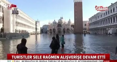 Sular altında kalan İtalya’nın tarihi kenti Venedik’te turistler alışverişe böyle devam ettiler...