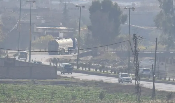 kamislida-pkkypgpyd-teror-orgutu-abd-ile-birlikte-petrolu-kacirirken-nusaybinden-goruntulendi-1705558737839.jpg Kamışlı’da teröristler ve ABD petrol kaçırırken görüntülendi