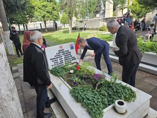 tarsusta-bayram-nedeniyle-sehitlik-ve-sehit-yakinlari-ziyaret-edildi-1712764496534.jpg