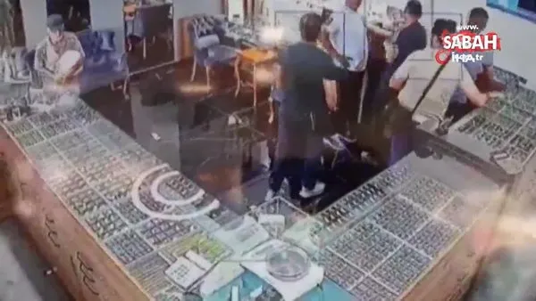 Kuyumcudan çaldığı küpeleri satmaya çalışırken yakalandı... Hırsızlık anları kamerada | Video