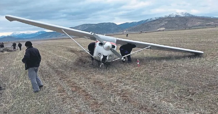 Eğitim uçağı tarlaya indi