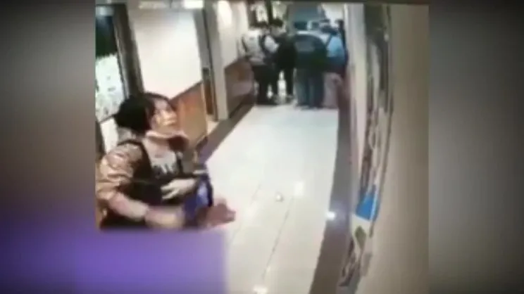 İspanya'daki kan donduran corona virüsü bulaştırma görüntüleri şoke etti! Çinli kadın... | Video