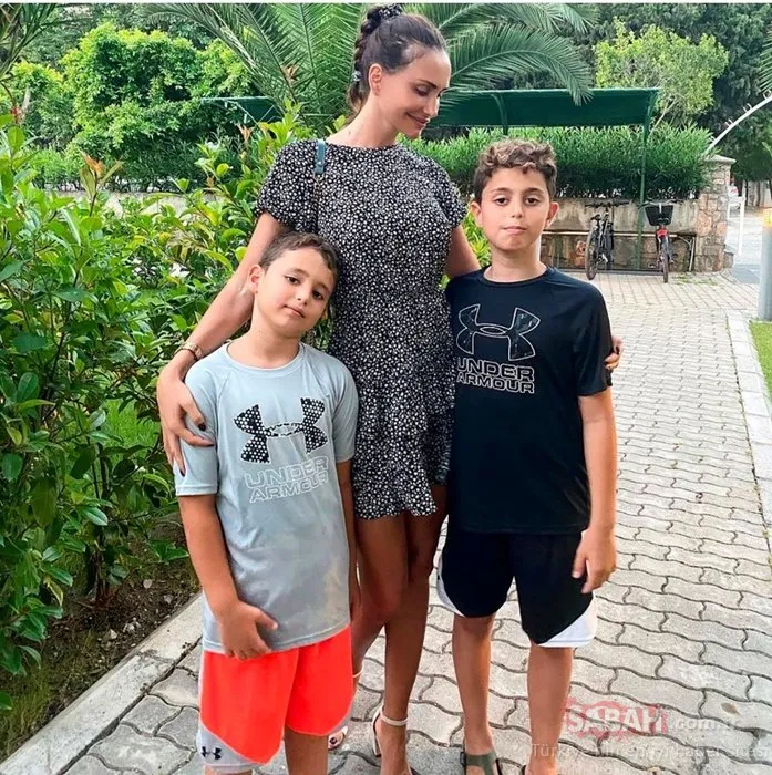 Şarkıcı Emina Jahovic “Bir buçuk yılda tam 30 dadı değiştirdik” Emina Jahovic ile Mustafa Sandal’ın çocukları Yavuz ve Yaman…