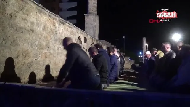 Kosova'da saldırıya uğrayan tarihi camide teravih namazı kılındı
