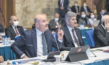 Biz şehit veriyoruz sen gülüyorsun