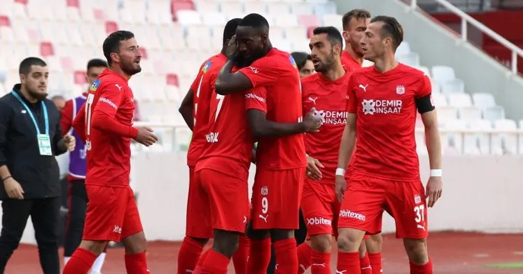 Sivasspor-Adana Demirspor maçında her şey var! Mario Balotelli uzatmalarda beraberliği getirdi...