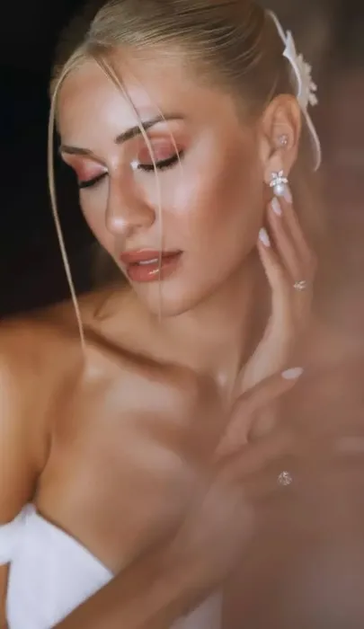 Acun Ilıcalı’nın eşi Ayça Çağla Altunkaya şıklığıyla göz kamaştırdı! Süper mini beyaz elbisesinin fiyatı…