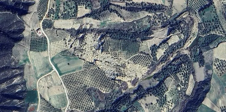 Depremde oluşan devasa yarık uzaydan görüntülendi: Hatay’da depremin boyutunu gözler önüne seren tablo...