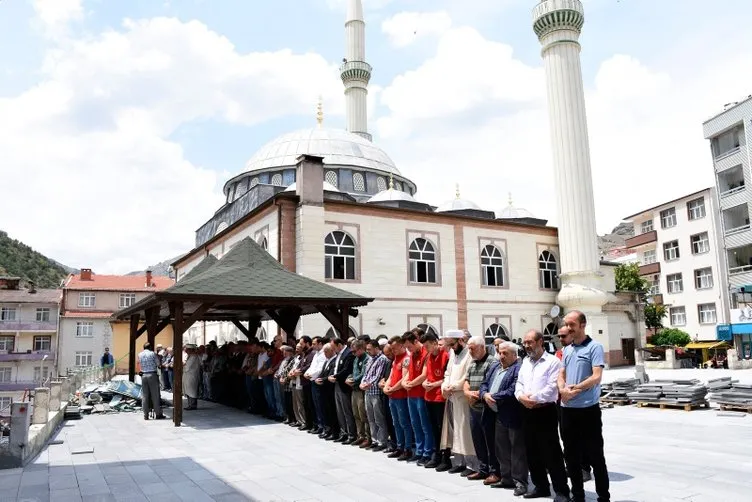 Türkiye'nin dört bir yanında Muhammed Mursi için gıyabi cenaze namazı kılındı